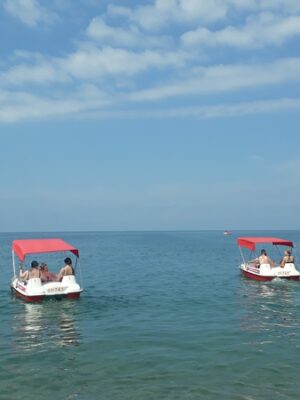 Прогулки на катамаране в море